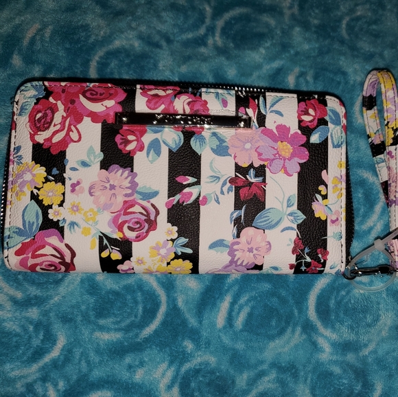 Betsey Johnson Handbags - Betsey Johnson Wristlet